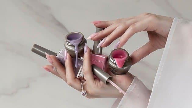Ongle Naturel sans Poncage grâce a une formation prothesiste ongulaire